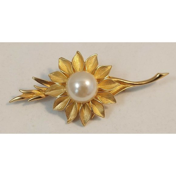 Vintage Ambras Fine Jewelry Co Large Faux Pearl Gold Tone Flower Pin Brooch - Picture 2 of 10